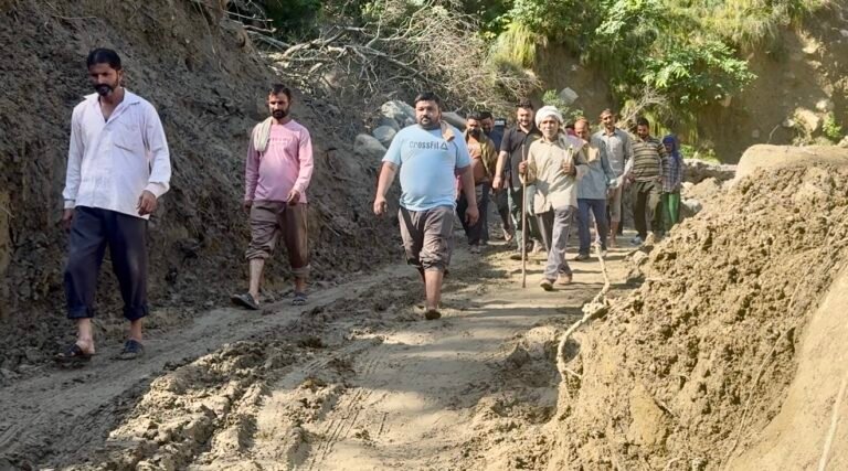 वेरीपतन : तहसील वेरीपतन के नाह-कलासरा के स्थानीय ग्रामीणों नें कलासरा सड़क को BRO के अंतर्गत करने की मांग सरकार से की