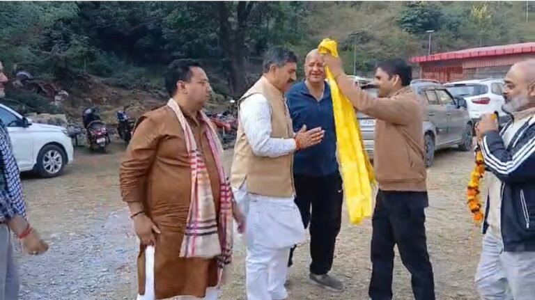 जम्मू–रियासी लोकसभा सांसद जुगल किशोर शर्मा ने मंगलवार को रियासी के ज्योतिपुरम स्थित बाबा रामगिरी समर्पण गौशाला माधव गौ सेवा ट्रस्ट का दौरा किया।