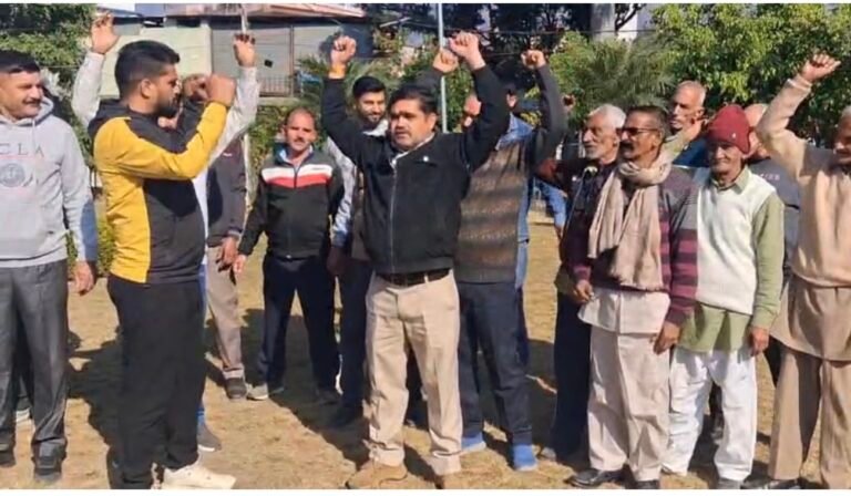 कड़कयाल के स्थानीय लोगों ने मुख्यमंत्री उमर अब्दुल्ला के खिलाफ किया जोरदार विरोध, जमीन और आरक्षण नीति परउठाए सवाल।