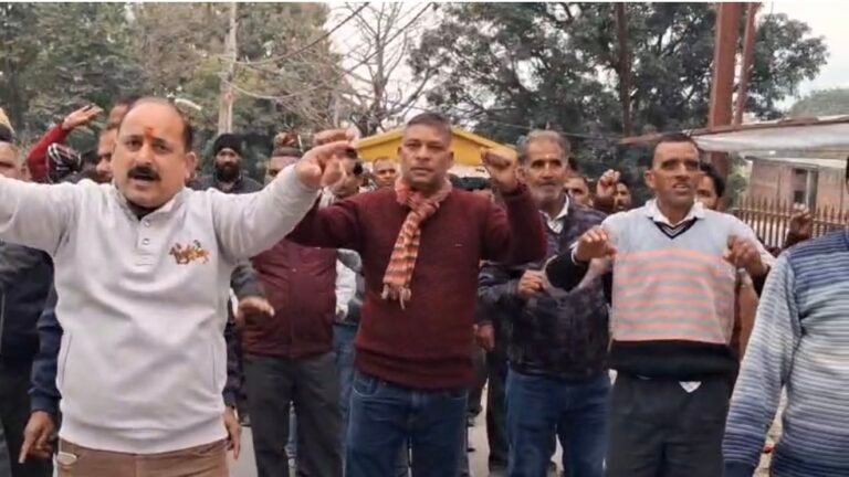 शनिवार को जल शक्ति विभाग के अस्थायी कर्मचारियों का जोरदार प्रदर्शन, भ्रष्ट अधिकारियों पर कार्रवाई की मांग !