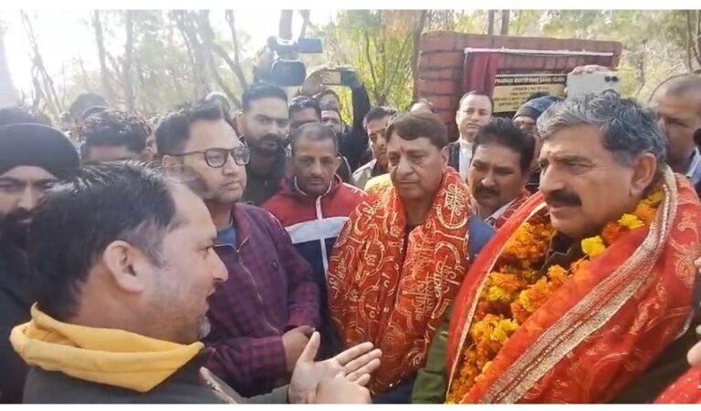 रियासी : जिला रियासी में सड़क के लोकार्पण के दौरान हो गया हंगामा ! सासंद कर रहे थे सड़क का लोकार्पण !